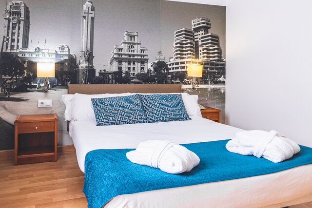 Imagen de la habitación del Hotel Adonis Plaza. Foto 4