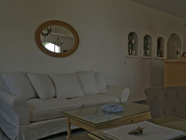 Imagen de los interiores del Hotel Adonis and Apartments. Foto 18