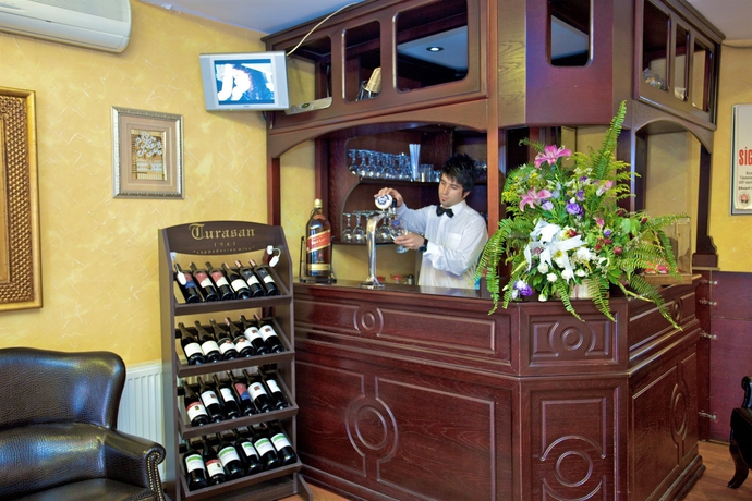 Imagen del bar/restaurante del Hotel Adora. Foto 2