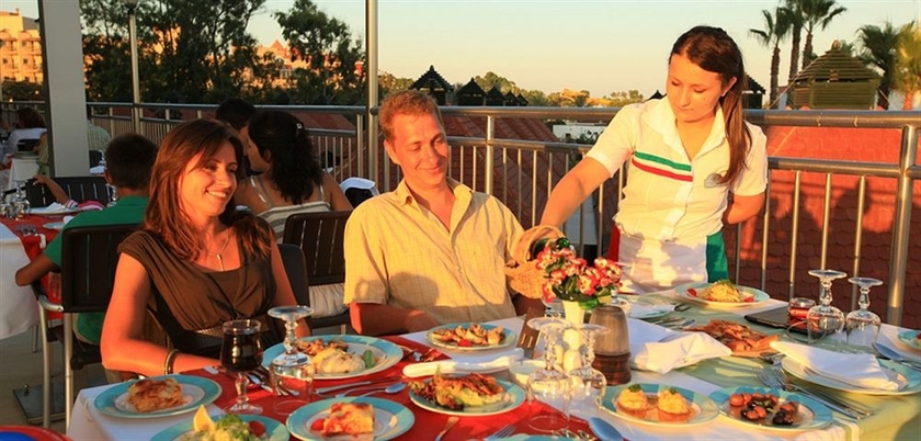 Imagen del bar/restaurante del Hotel Adorahotel and Resort. Foto 3