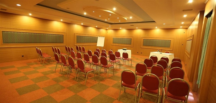 Imagen de los interiores del Hotel Adorahotel and Resort. Foto 5