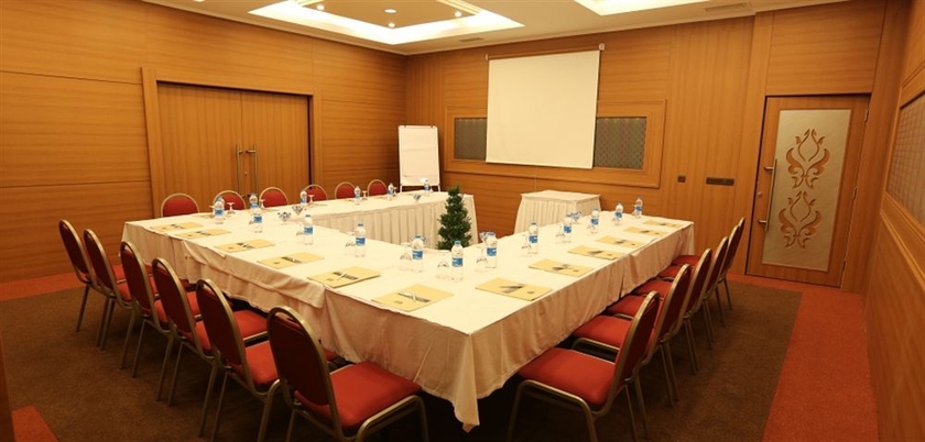 Imagen de los interiores del Hotel Adorahotel and Resort. Foto 7