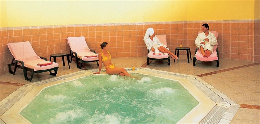 Imagen de la piscina del Hotel Adorahotel and Resort. Foto 16