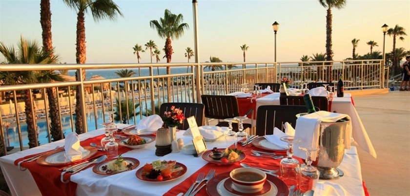 Imagen del bar/restaurante del Hotel Adorahotel and Resort. Foto 4