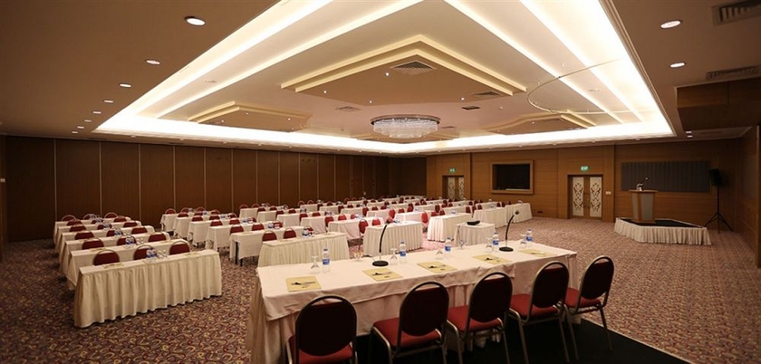 Imagen de los interiores del Hotel Adorahotel and Resort. Foto 9