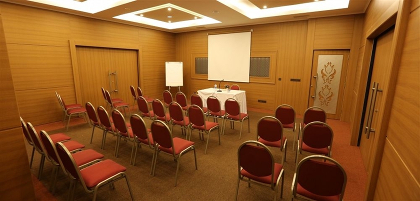 Imagen de los interiores del Hotel Adorahotel and Resort. Foto 10