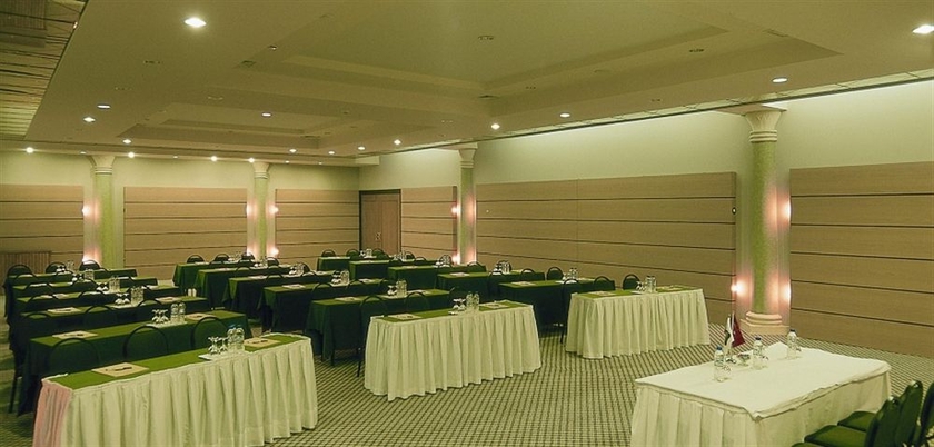 Imagen de los interiores del Hotel Adorahotel and Resort. Foto 11