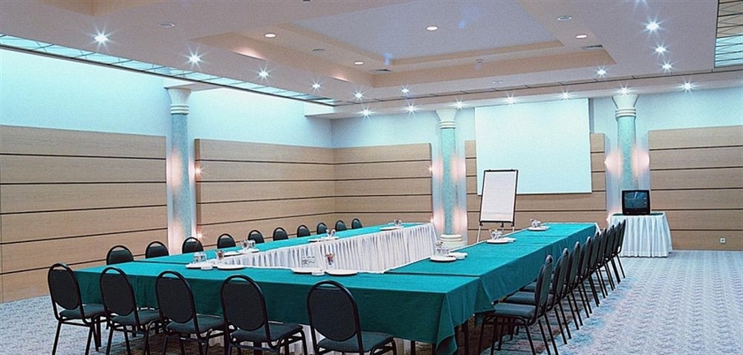 Imagen de los interiores del Hotel Adorahotel and Resort. Foto 13