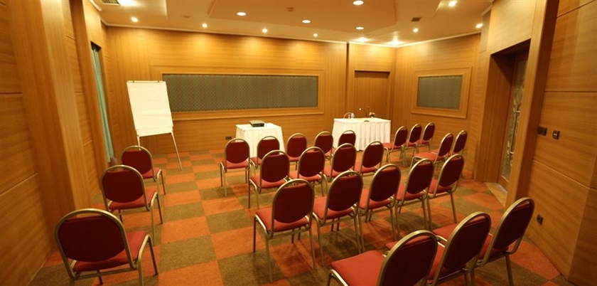 Imagen de los interiores del Hotel Adorahotel and Resort. Foto 15