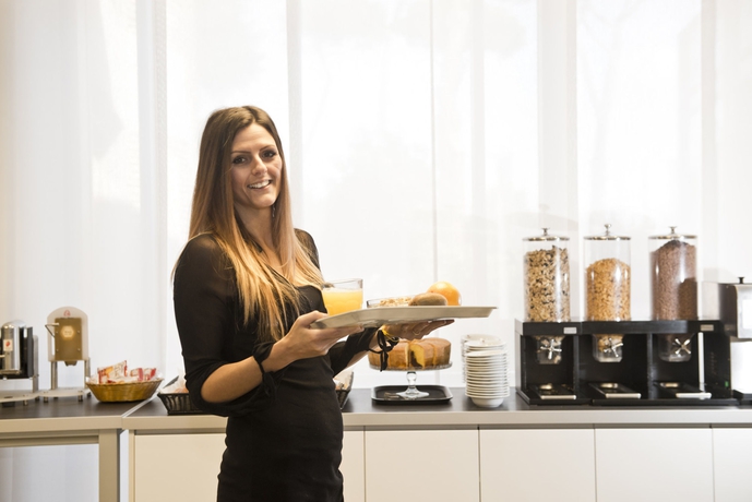 Imagen del bar/restaurante del Hotel Adoro. Foto 1