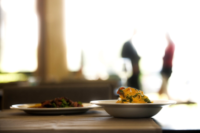 Imagen del bar/restaurante del Hotel Adoro. Foto 7