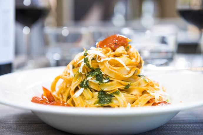 Imagen del bar/restaurante del Hotel Adoro. Foto 8