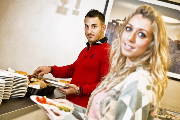 Imagen del bar/restaurante del Hotel Adoro. Foto 10