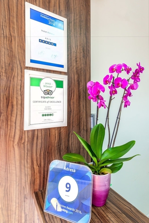 Imagen de los interiores del Hotel Adresa Suites. Foto 18