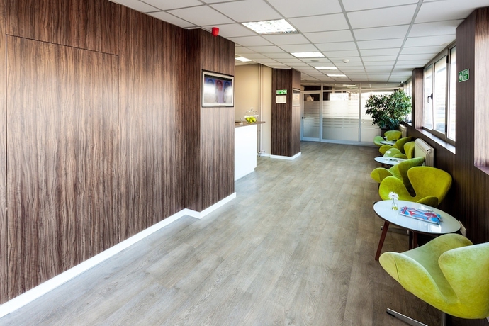 Imagen del bar/restaurante del Hotel Adresa Suites. Foto 2