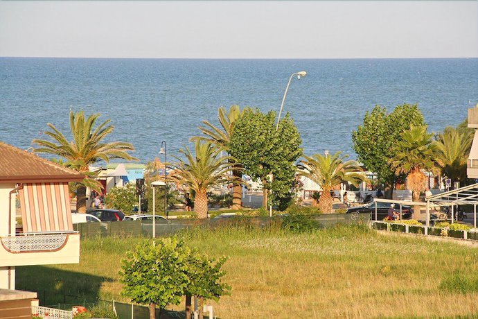 Imagen de los exteriores del Hotel Adria, Alba Adri&aacute;tica. Foto 11