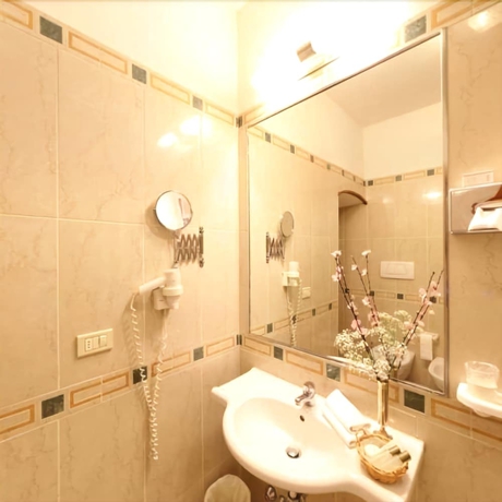 Imagen de la habitación del Hotel Adria, Bari. Foto 13