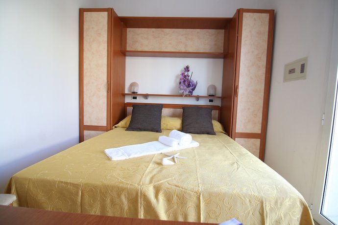 Imagen de la habitación del Hotel Adria Beach. Foto 11