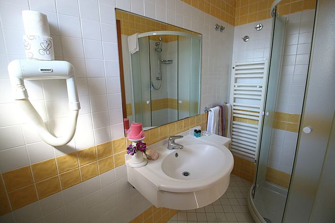 Imagen de la habitación del Hotel Adria Beach. Foto 12