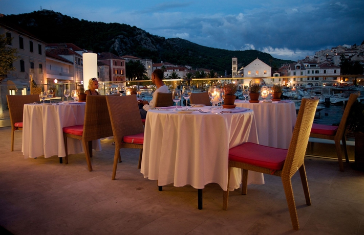 Imagen del bar/restaurante del Hotel Adriana Hvar Spa. Foto 5