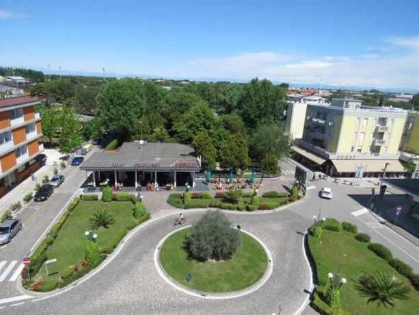 Imagen de los exteriores del Hotel Adriatico, Bibione. Foto 17