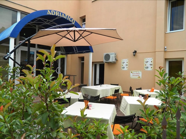 Imagen del bar/restaurante del Hotel Adriatico, Timisoara. Foto 4
