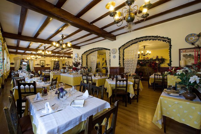 Imagen del bar/restaurante del Hotel Adsera. Foto 2