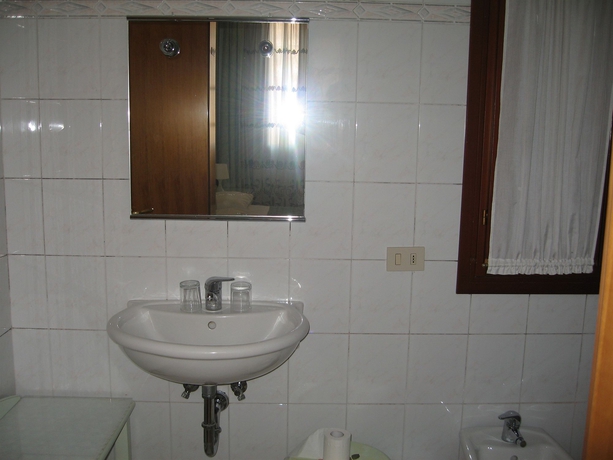 Imagen de la habitación del Hotel Adua. Foto 12