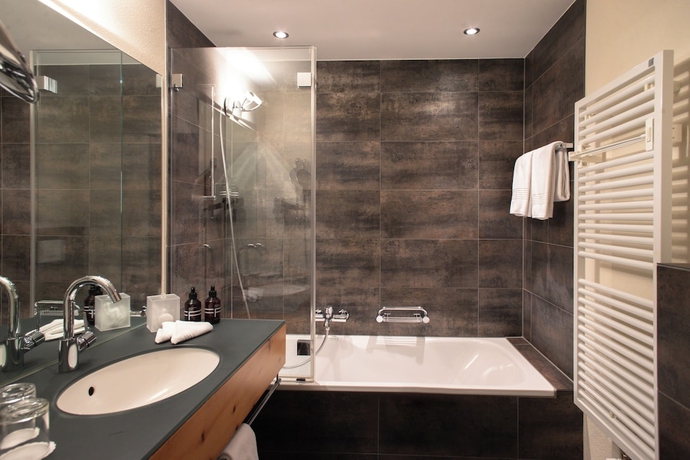 Imagen de la habitación del Hotel Adula. Foto 12