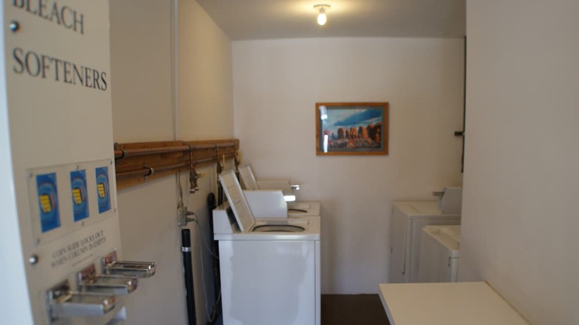 Imagen de los interiores del Hotel Adventure Inn and Motel. Foto 19