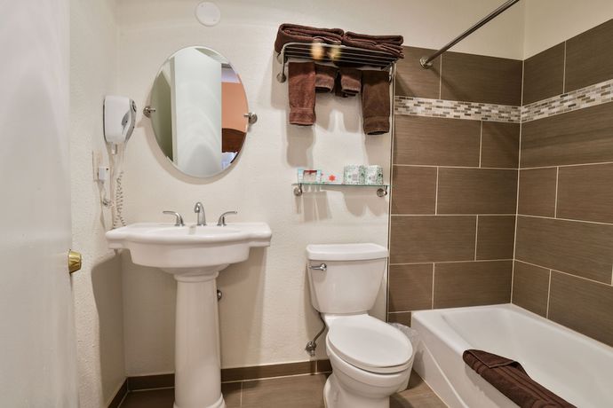 Imagen de la habitación del Hotel Adventure Inn and Motel. Foto 13
