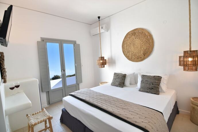 Imagen de la habitación del Hotel Aegeeis, Santorini. Foto 11