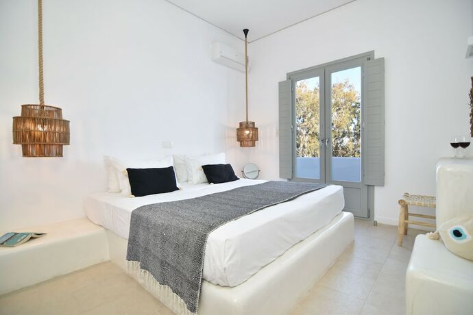 Imagen de la habitación del Hotel Aegeeis, Santorini. Foto 12