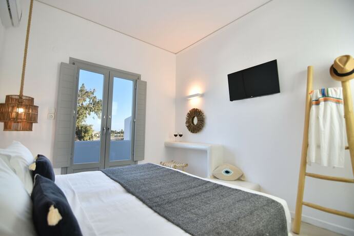 Imagen de la habitación del Hotel Aegeeis, Santorini. Foto 13