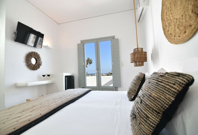 Imagen de la habitación del Hotel Aegeeis, Santorini. Foto 14