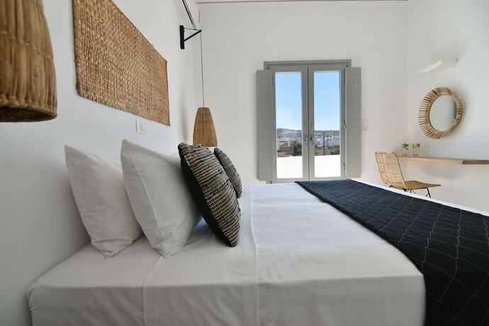 Imagen de la habitación del Hotel Aegeeis, Santorini. Foto 15