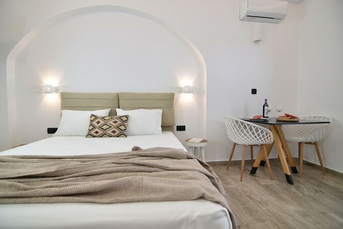 Imagen de la habitación del Hotel Aegeeis, Santorini. Foto 19
