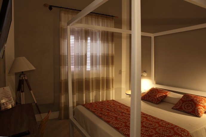 Imagen de la habitación del Hotel Aegusa. Foto 17