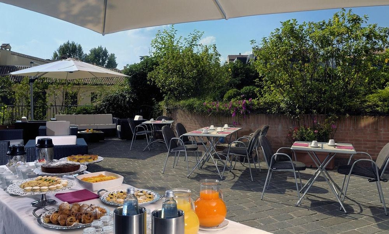 Imagen de los exteriores del Hotel Aemilia Bologna. Foto 10