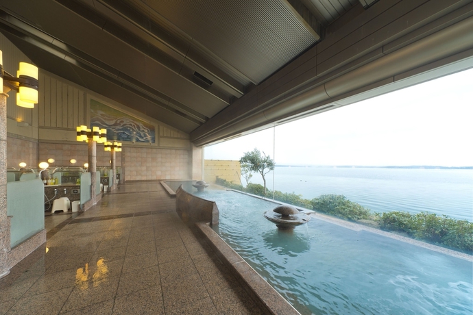 Imagen de la piscina del Hotel Aenokaze. Foto 19