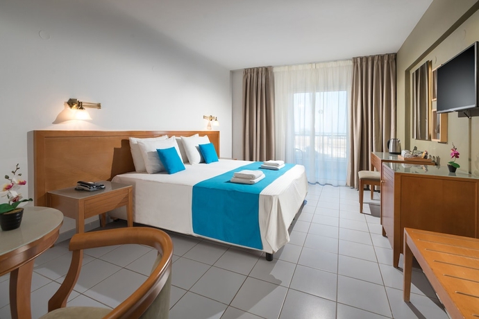 Imagen de la habitación del Hotel Aeolian Village Beach Resort. Foto 3
