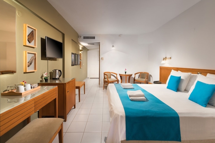 Imagen de la habitación del Hotel Aeolian Village Beach Resort. Foto 4