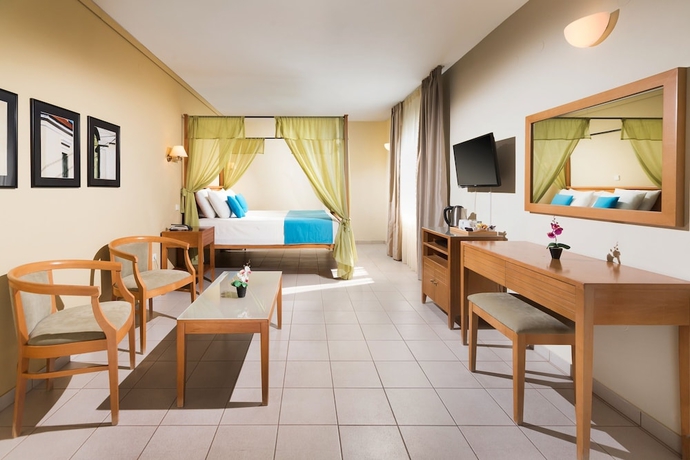 Imagen de la habitación del Hotel Aeolian Village Beach Resort. Foto 8