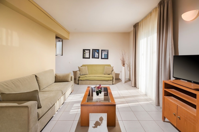 Imagen de la habitación del Hotel Aeolian Village Beach Resort. Foto 9