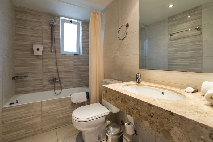 Imagen de la habitación del Hotel Aeolian Village Beach Resort. Foto 11