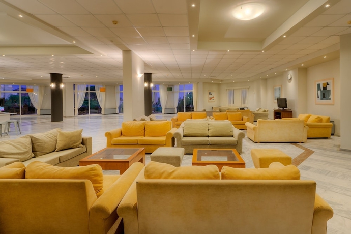 Imagen de los interiores del Hotel Aeolian Village Beach Resort. Foto 14