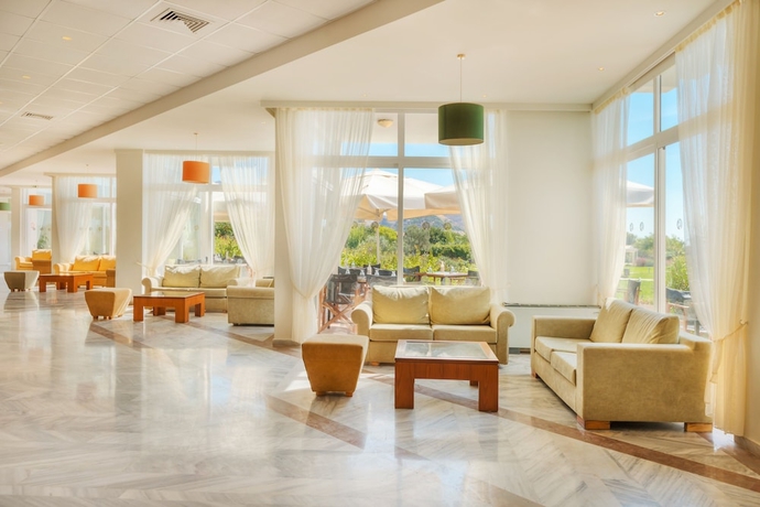 Imagen de los interiores del Hotel Aeolian Village Beach Resort. Foto 15
