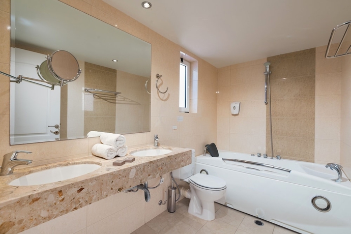 Imagen de la habitación del Hotel Aeolian Village Beach Resort. Foto 12