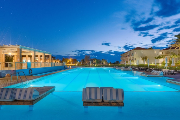 Imagen de la piscina del Hotel Aeolian Village Beach Resort. Foto 17