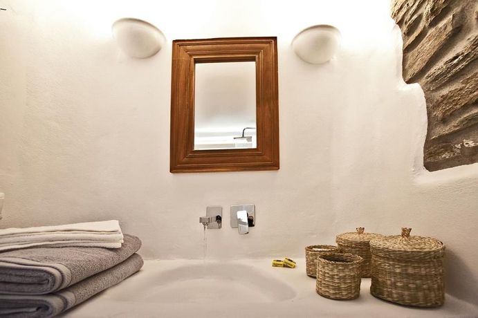 Imagen de los exteriores del Hotel Aeolis Tinos Suites. Foto 7